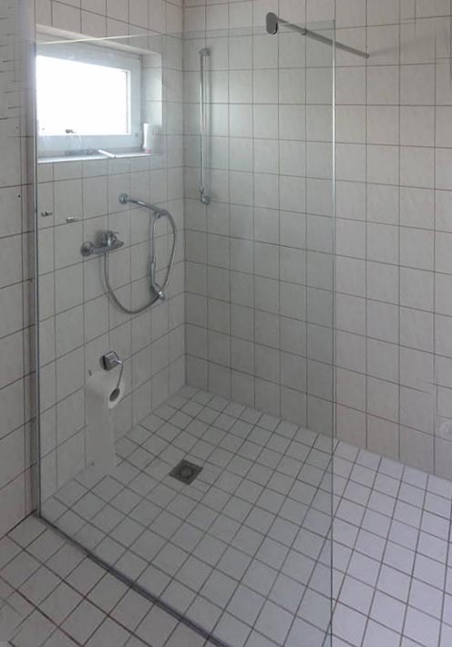 Badezimmer mit ebenerdiger Dusche